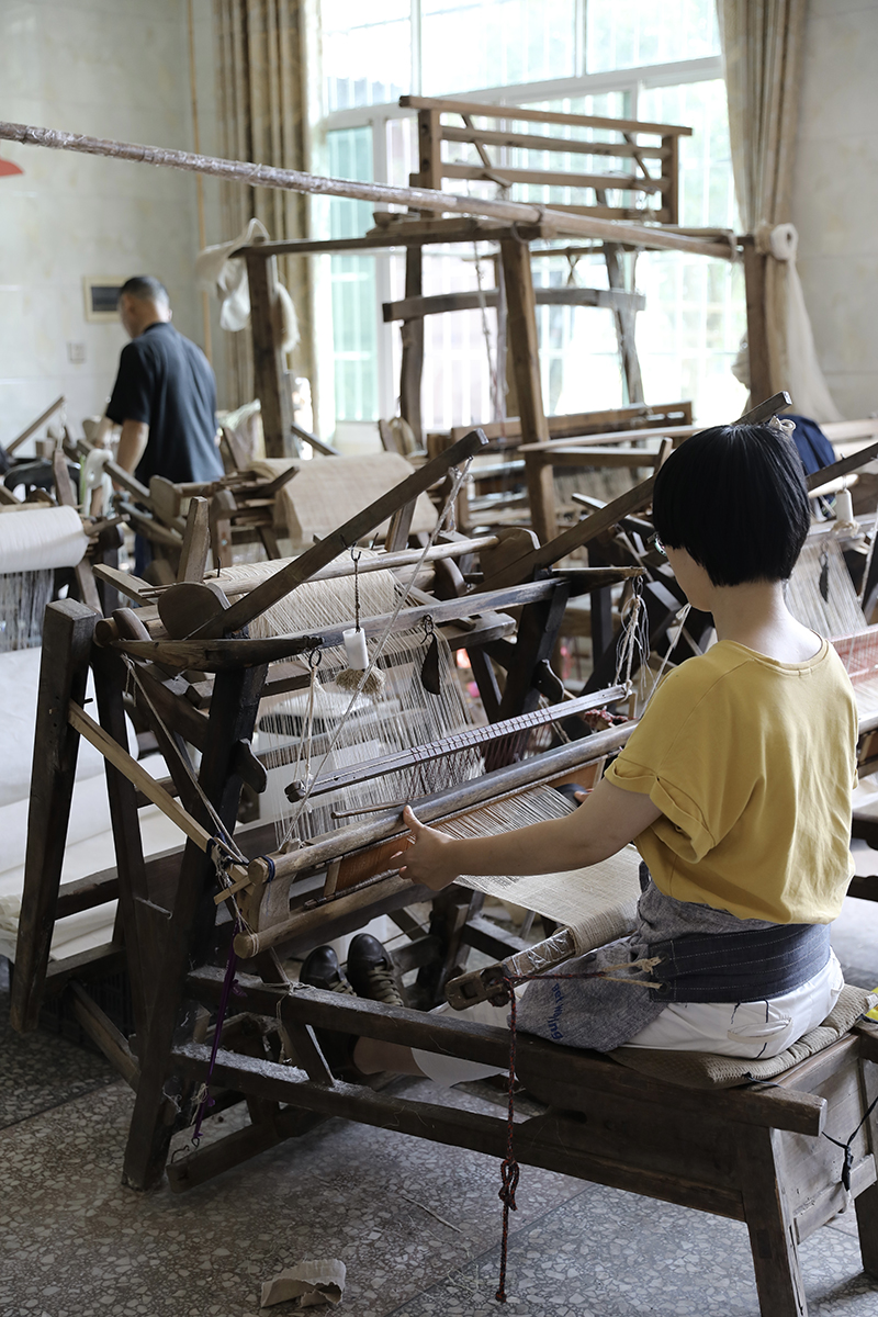 Hu Fang, in weaving, Liuyang